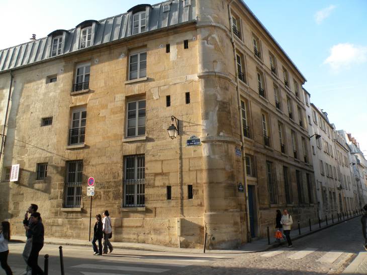  bel immeuble ancien en pierres, rue Tournefort