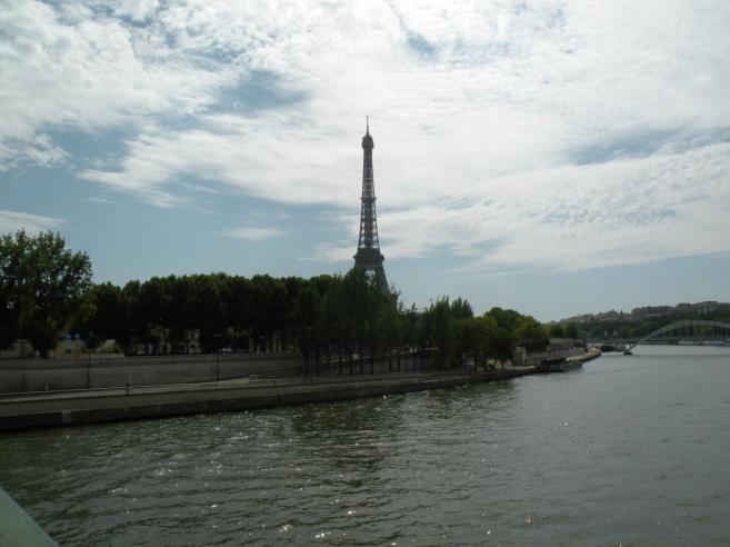  tour Eiffel sous un ciel laiteux