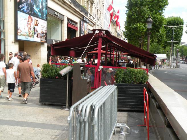  terrasse de restaurant sur les Champs Elysees