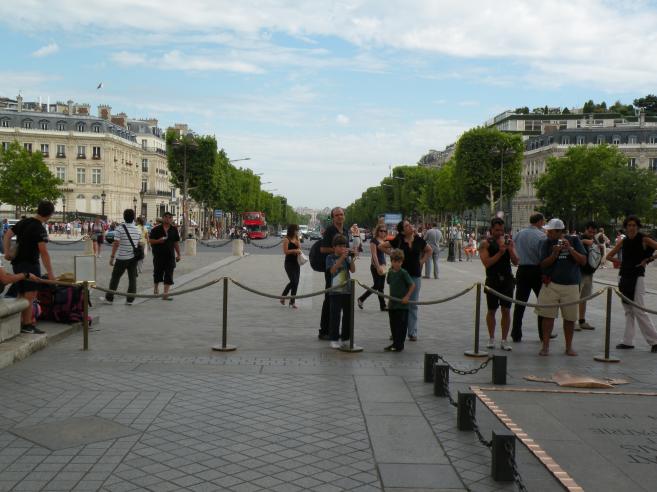  touristes au pied de l'Arc de Triomphe