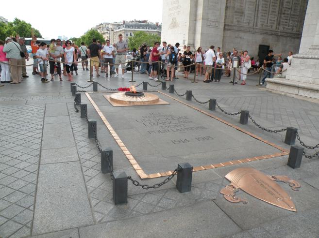  tombe du Soldat Inconnu avec la flamme