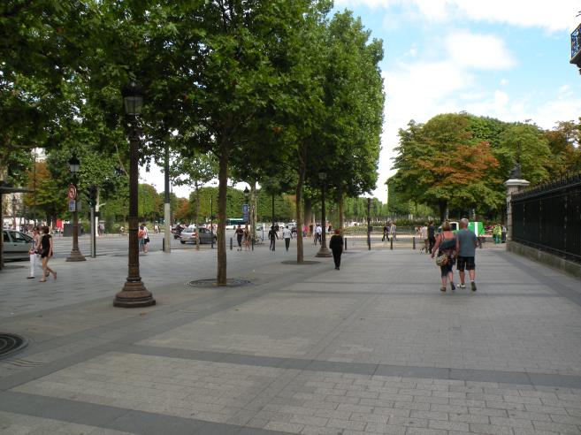  arrive vers les rond point des Champs Elyses
