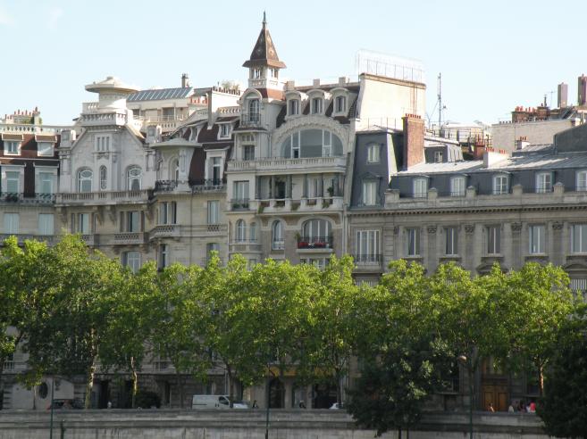  immeubles luxueux donnant sur les quais, quartier Concorde