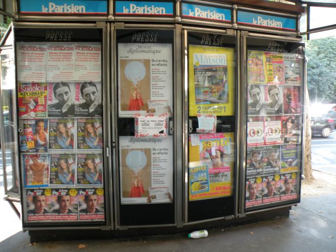  kiosque  journaux, monde diplomatique, live poker, match, journal de la maison