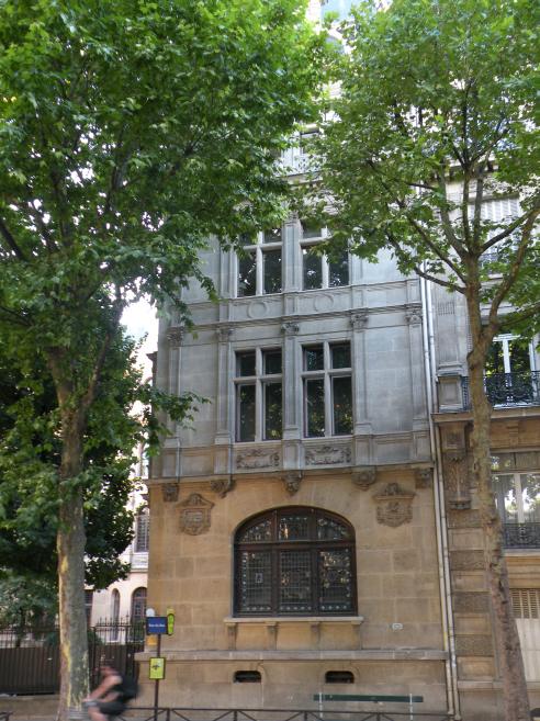   bel immeuble, bd Sinat-Germain, niveau rue du Bac