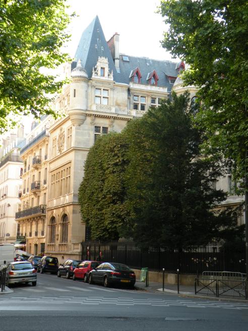   immeuble avec tourelle, rue du Bac