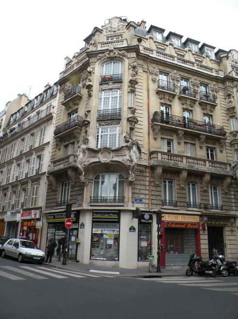   immeuble avec statues de femmes 