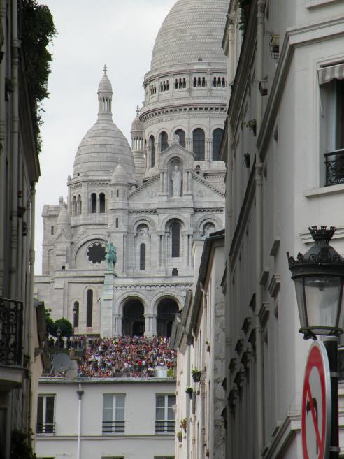   Le Sacr-Coeur, vu depuis la rue Briquet