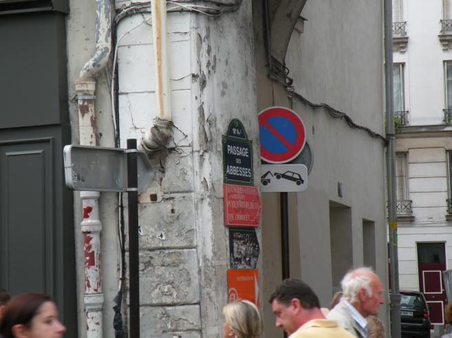  mur d'immeuble caill