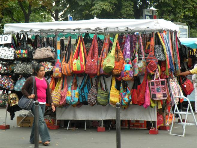 Vente de sacs, boulevard de Rochechouart