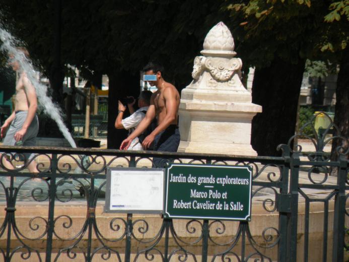  jeunes gens se baignant dans une fontaine