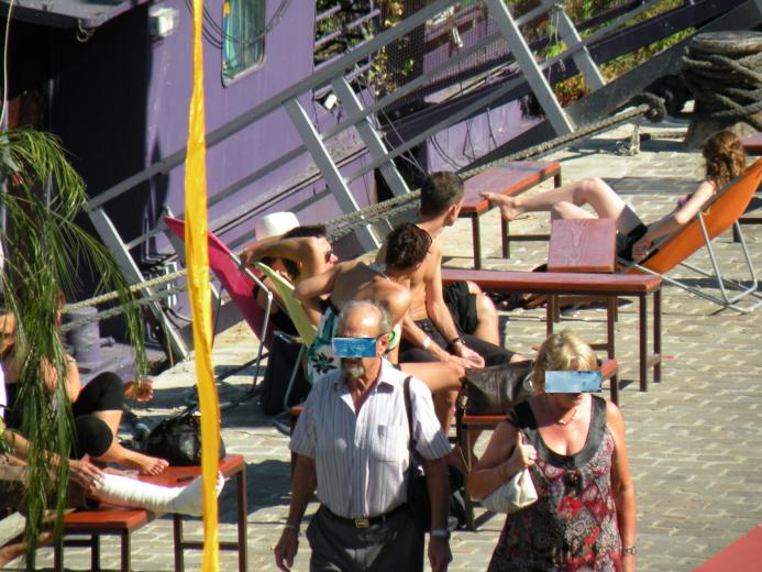  jeunes gens dnuds au bord de la Seine