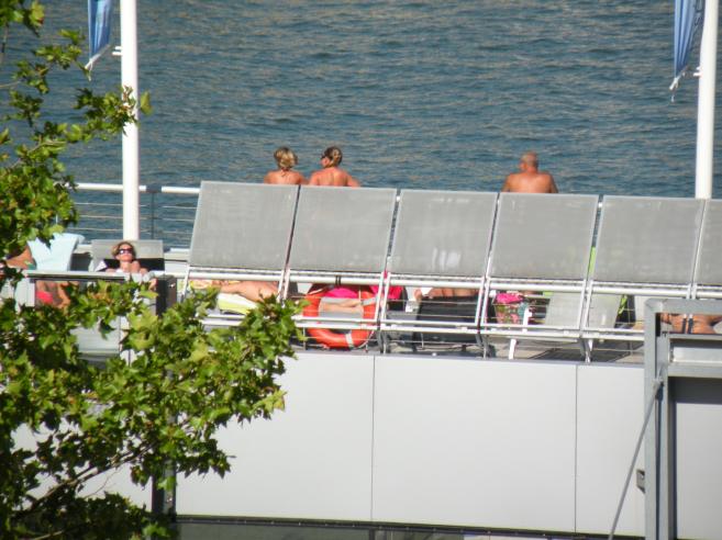  personnes prenant le soleil  la piscine