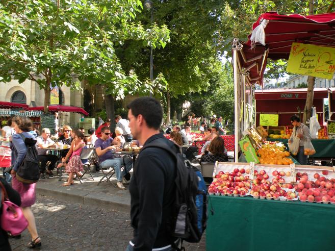  marchands de fruits et terrasse de caf