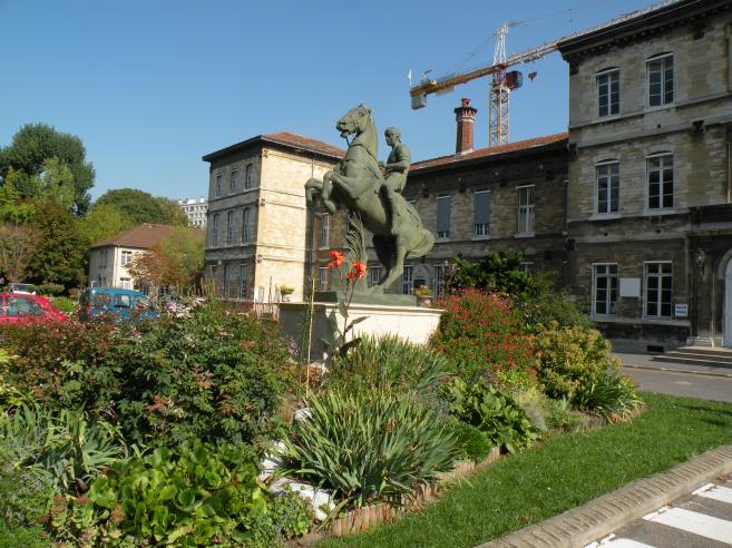  statue de cavalier, Hopital Sainte-Anne