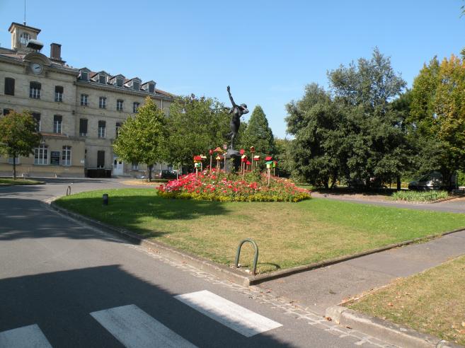  statue de jeune femme nue, jardin de l'hopital Sainte-Anne