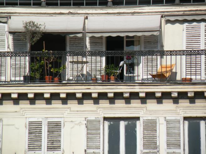  petites terrasses en haut d'un immeuble ancien
