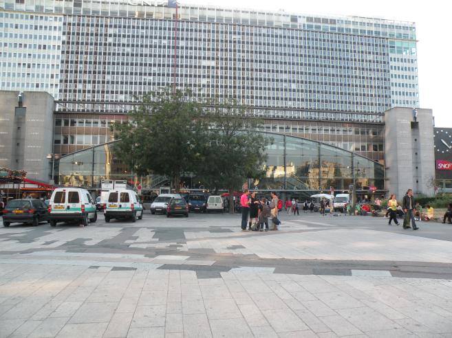  esplanade devant la gare Montparnasse