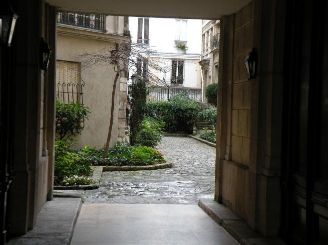  petite cour pave, 28bis rue du Cardinal Lemoine