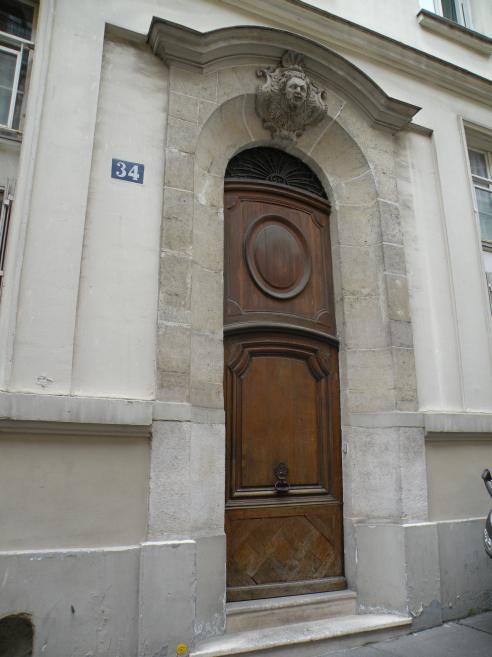   belle entre en pierre taille et porte en bois, 34, rue des Boulangers