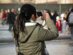  jeune femme prenant une photo