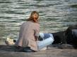  jeune femme assise au bord de la Seine
