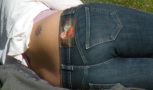  tatouage sur la hanche, jean moulant