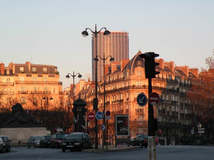  La tour Montparnasse dans le soleil matinal