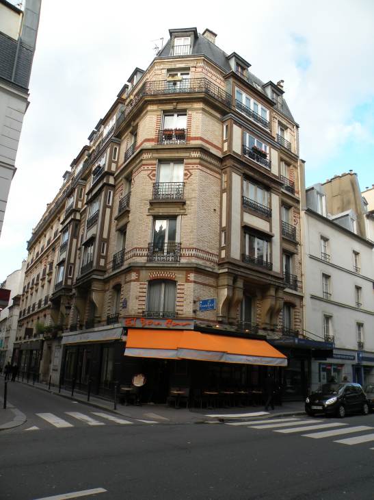   bel immeuble en briques avec bow-windows, rue de Svres