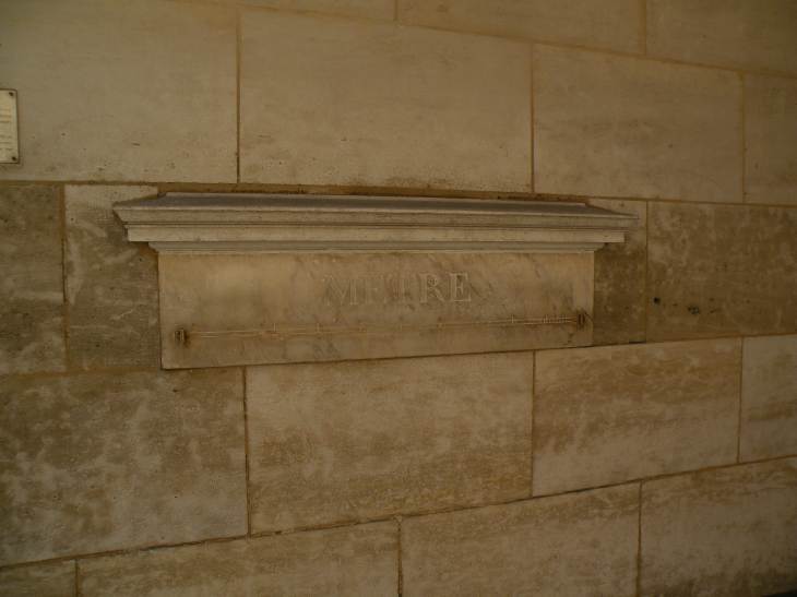  Mtre talon, sous les arcades, rue de Vaugirard