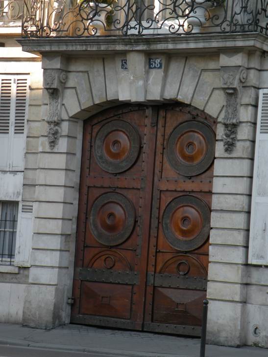   belle porte en bois, 58, rue de Vaugirard