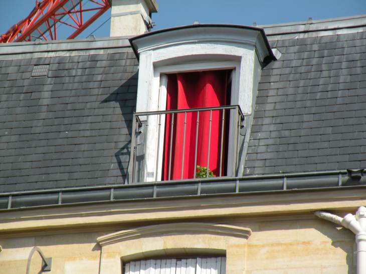  fentre aux rideaux rouges