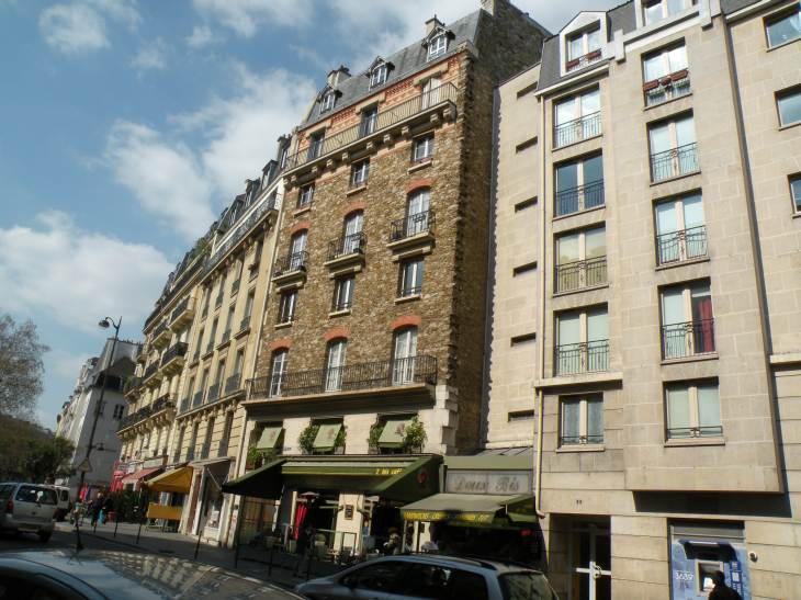  immeuble original en pierres, rue des Ecoles