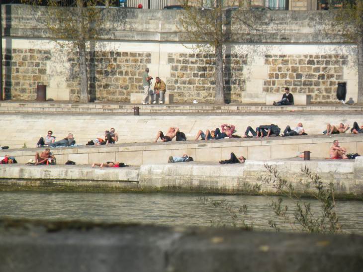  Etendus au soleil au bord de la Seine
