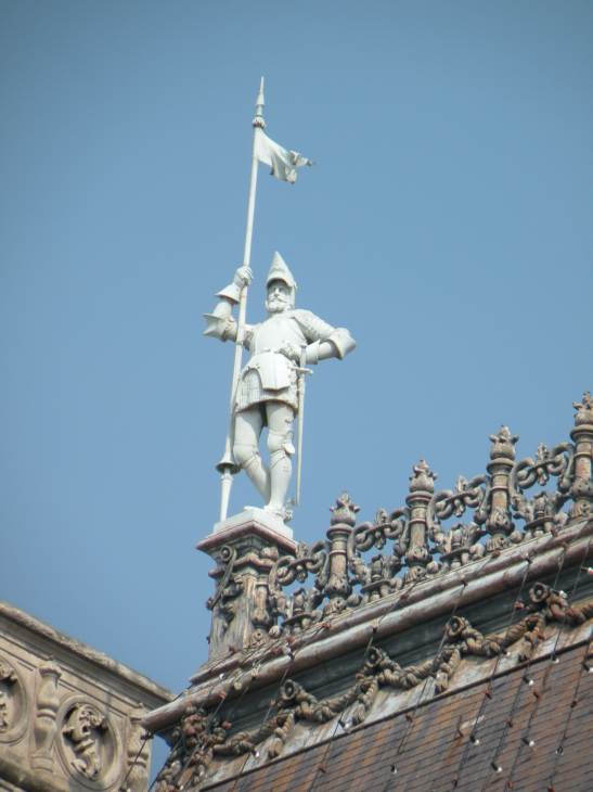   statue sur le toit de l'Htel de Ville