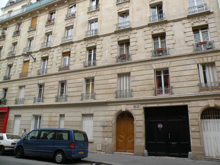  Dans cet immeuble du 16-18 rue Vulpian s'est tenue le 13 aot 1944 la runion clandestine o fut dcide la grve de la police