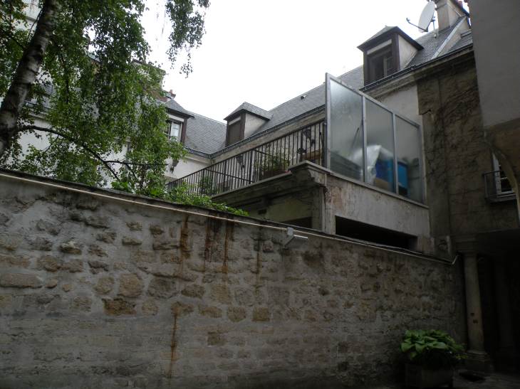  petites terrasses donnant sur l'glise Saint-Mdard