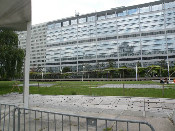  Jardin amnag au dessus des voies ferres de la gare Montparnasse