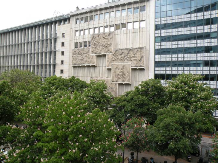  faade d'immeuble moderne avec fresques, boulevard Vaugirard