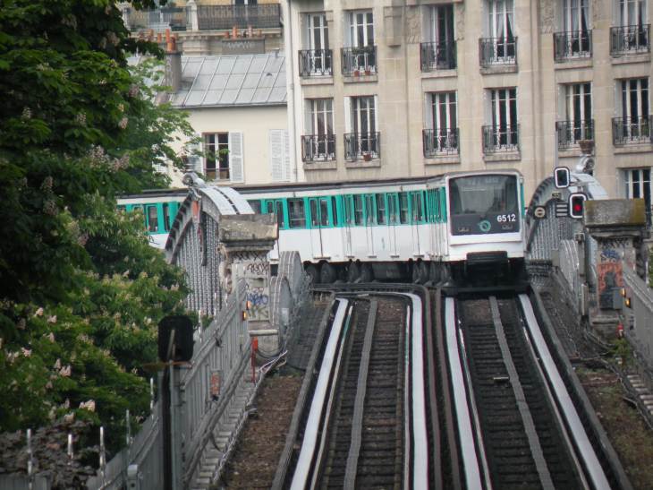  rame de la ligne 6 sur un viaduc
