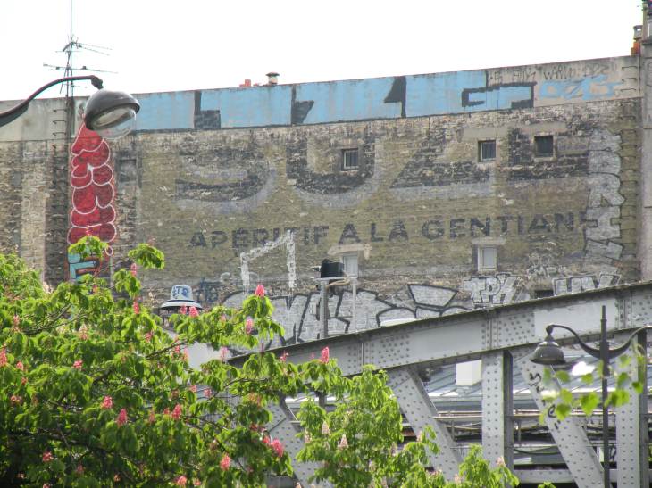  ancienne publicit pour Suze, sur un mur d'immeuble