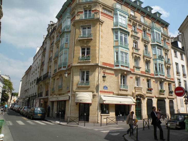  immeuble en briques, angle Oudinot-Rousselet