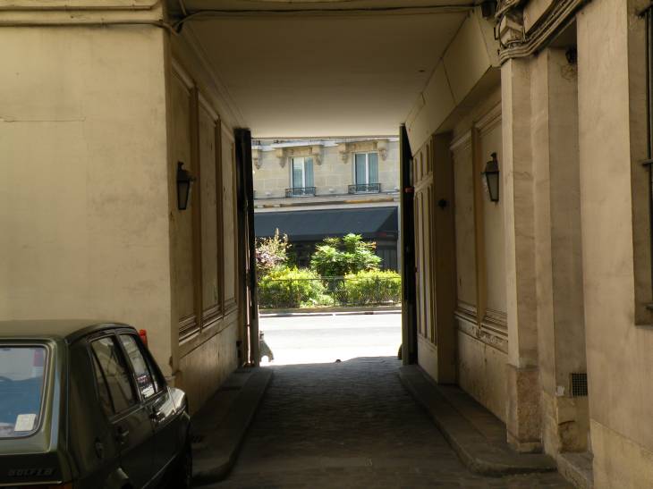  vers la sortie du passage , au 40, rue du Bac