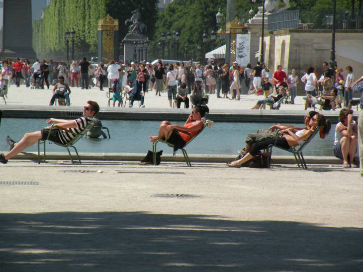  jeunes gens aligns au soleil