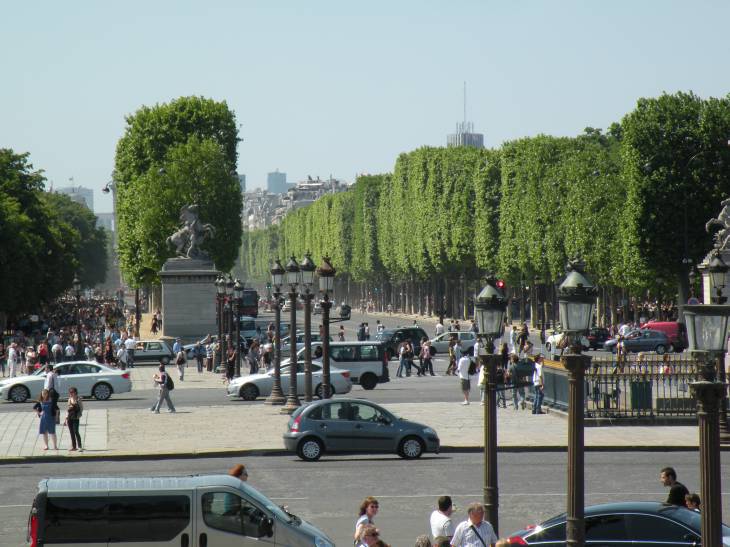  l'Avenue des Champs Elyses vue depuis la place de la Concorde