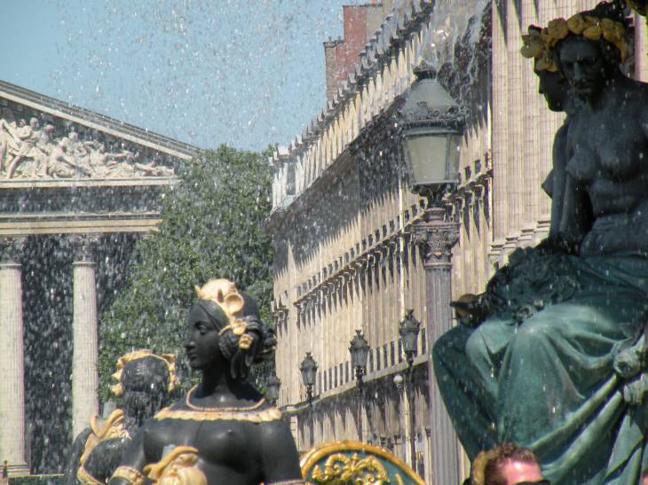  Seins , gouttes d'eau , faades , et lampadaires