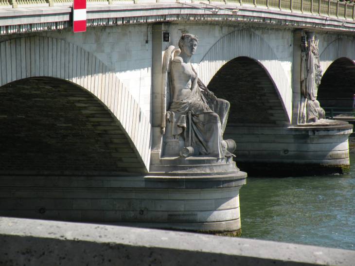  statue de femme sans bras, pile d'un pont