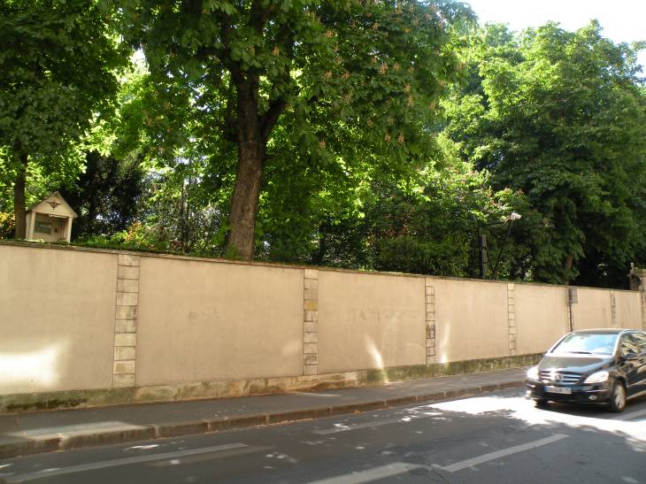  parc derrire un mur , rue de l'Universit
