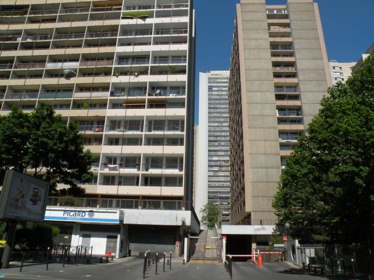  immeubles d'habitation avec balcons, rue J. d'Arc