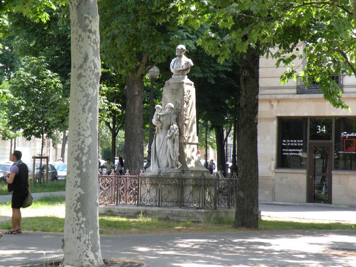  monument  la gloire de Thophile Roussel (1816-1903)